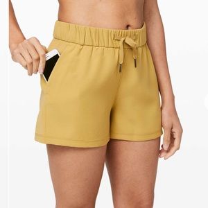 Lululemon On the Fly Short Woven 2.5” Vintage Gold Size 6